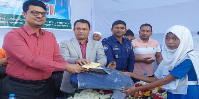 ফেনীতে সুবিধাবঞ্চিত এক হাজার শিক্ষার্থী পেল শিক্ষাবৃত্তি ও উপকরণ